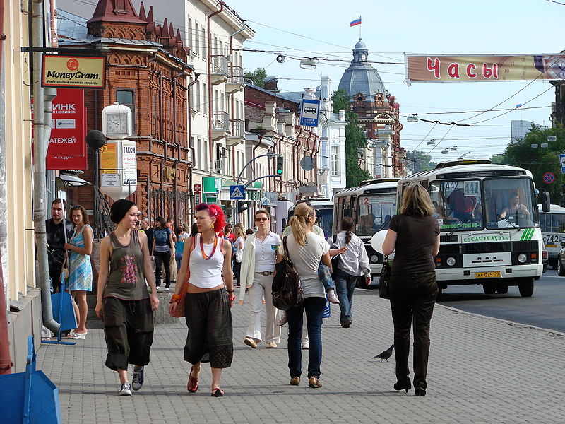 800px-Street_Scene_in_Tomsk_-_Russia